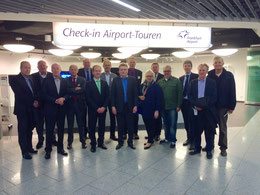 Die teilnehmenden Mitglieder am Flughafen, vorne in der Mitte die Vorstandsmitglieder Vorsitzender Eike Kühl und Dr. Sabine Stricker-Kellerer, zwischen beiden Geschäftsführer Michael R. Katzmarck (HKTDC). 