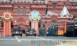 Militärparade zum 70. Jahrestag des Endes des Zweiten Weltkriegs auf dem Roten Platz in Moskau. ( XINHUA)