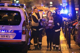 Rettungskräfte evakuieren Verletzte aus der Bataclan-Konzerthalle in Paris. Terroristen hatten die französische Hauptstadt am Abend des 13. Novembers mit mehreren tödlichen Anschlägen in Angst und Schrecken versetzt. (XINHUA/AP)