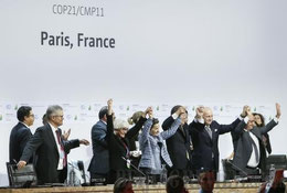 Die Chefunterhändler des UN-Klimagipfels von Paris feiern am 12. Dezember die Unterzeichnung eines neuen weltweiten Abkommens im Kampf gegen den Klimawandel. (XINHUA)