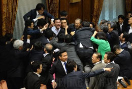 Mitglieder der japanischen Opposition versuchen am 17. September, das Sonderkomitee daran zu hindern, das neue Sicherheitsgesetz im Parlament zu verabschieden (XINHUA)