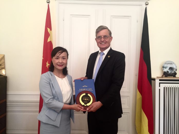 Vize-Bürgermeisterin Hu Jie bei der Überreichung von Urkunde und Wappenschild an Dr. Borchmann