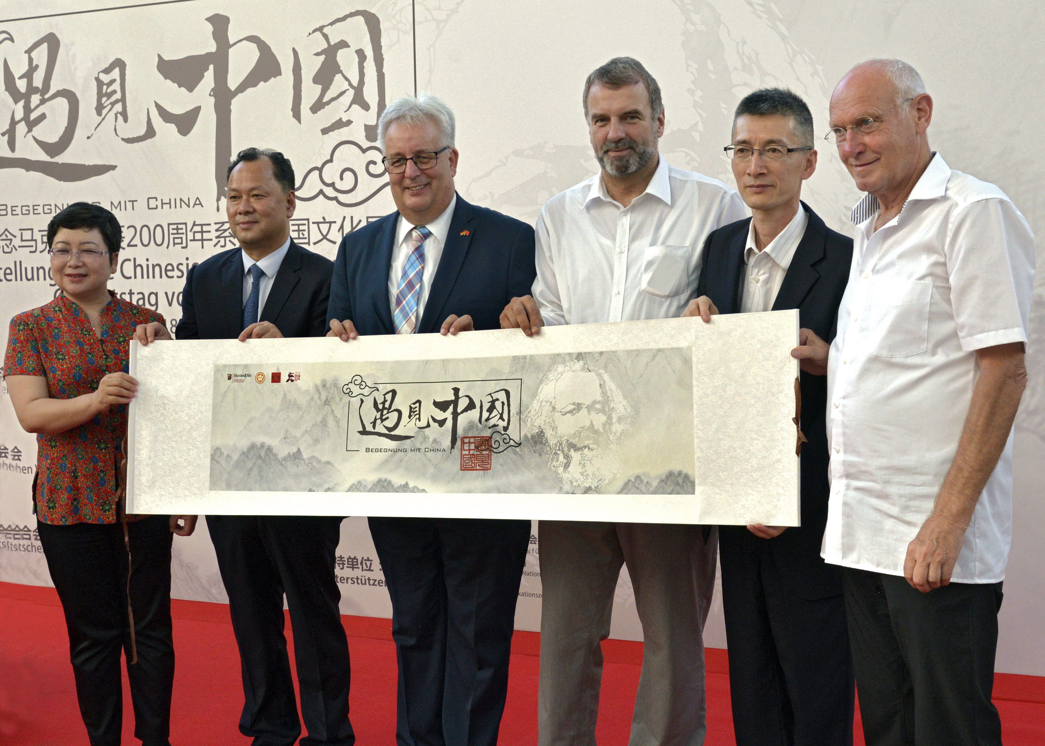 Foto zeigt bei der Eröffnung v.l.n.r. JIA Ling (CPAFFC), CHEN Guangjun (Baoshan), Beig. A. Ludwig, Dr. Marcus Reuter (GDKE), YAN Susheng (Chengdu) und K. Karst (ADCG).