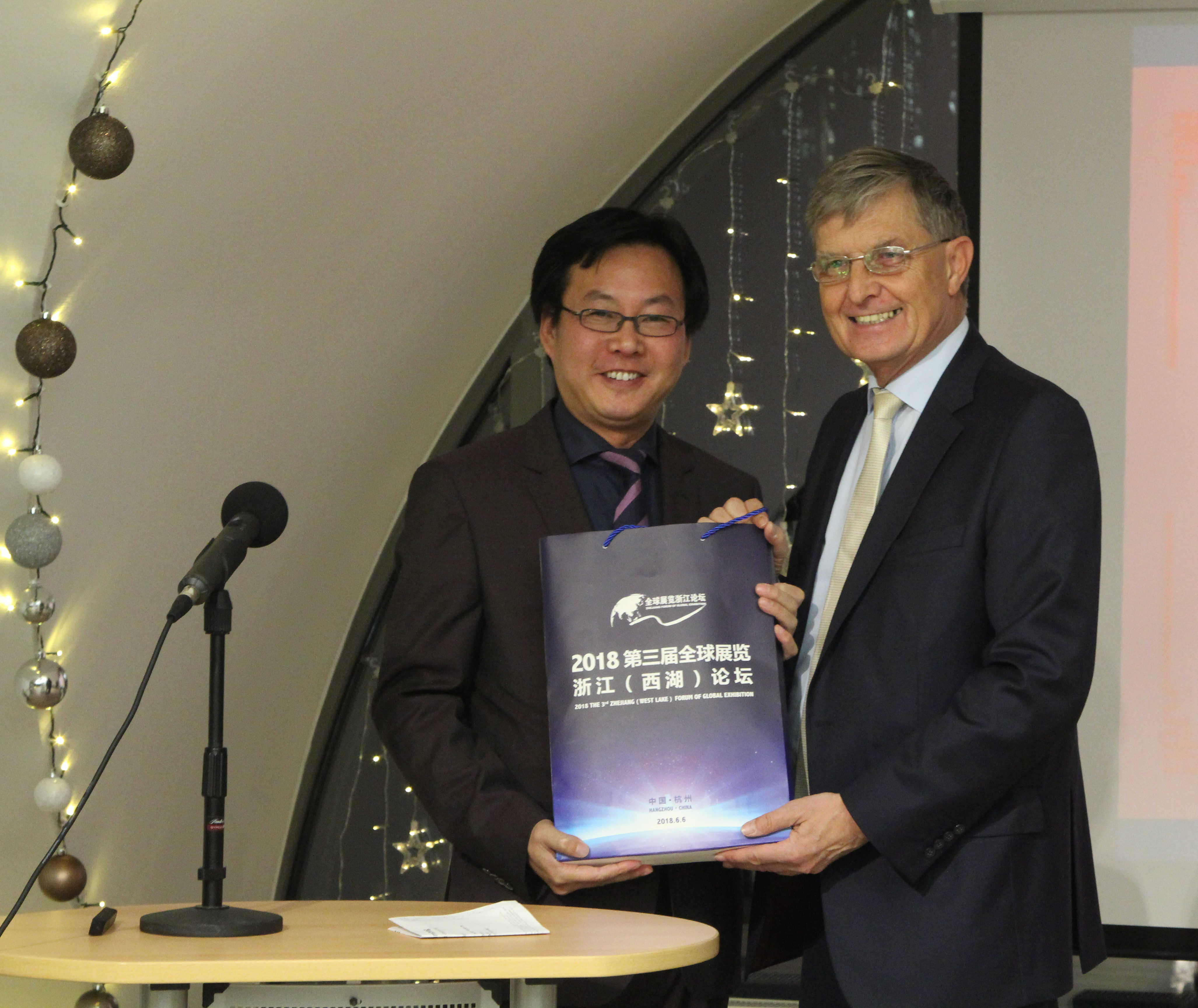 Dr. Borchmann überreicht Chefredakteur HU Xudong „traditionelle deutsche Medizin“ aus Hessen und aus Baden