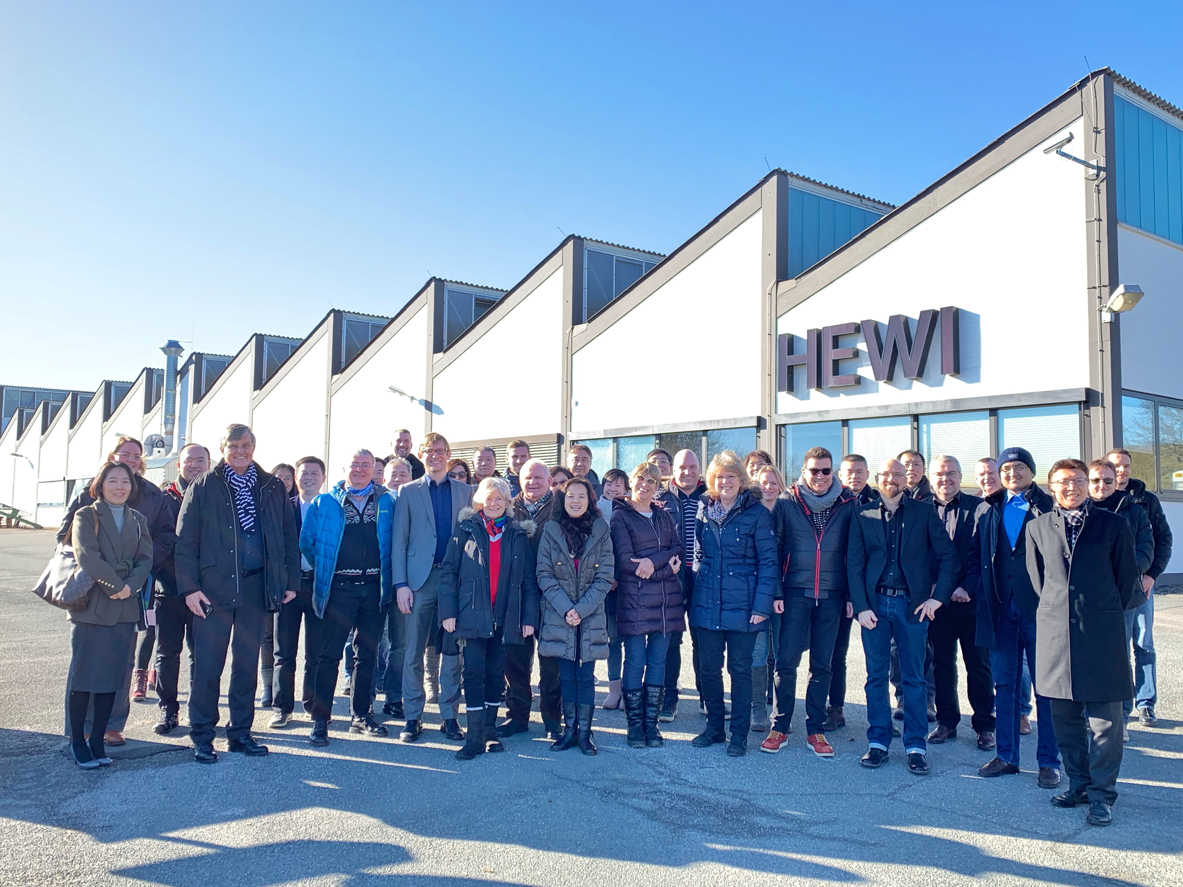 Besuch der HTAI-Gäste bei dem Unternehmen HEWI, vorne 4.v.l. Staatssekretär Deutschendorf