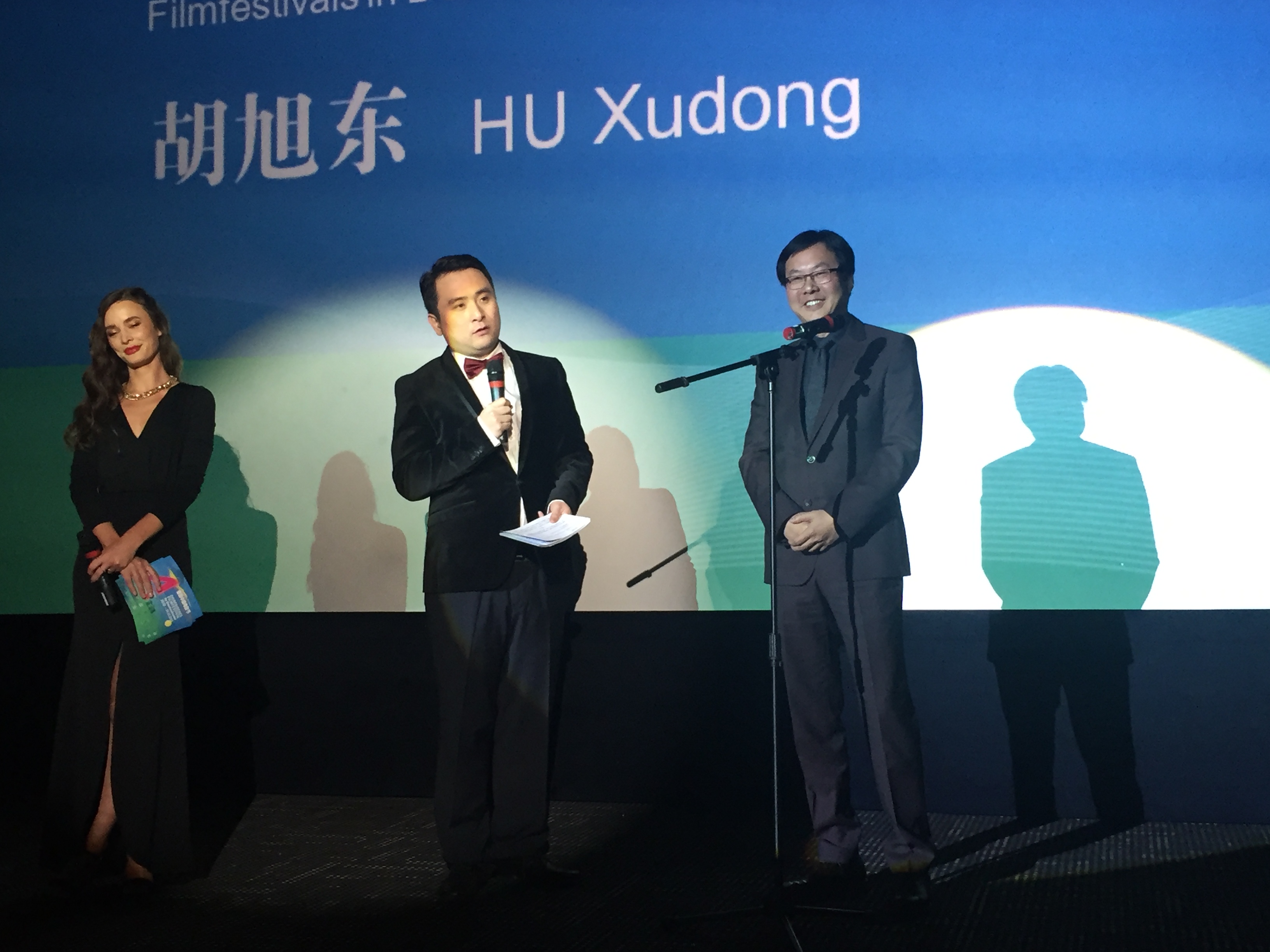 Chefredakteur Hu eröffnet die Preisverleihung