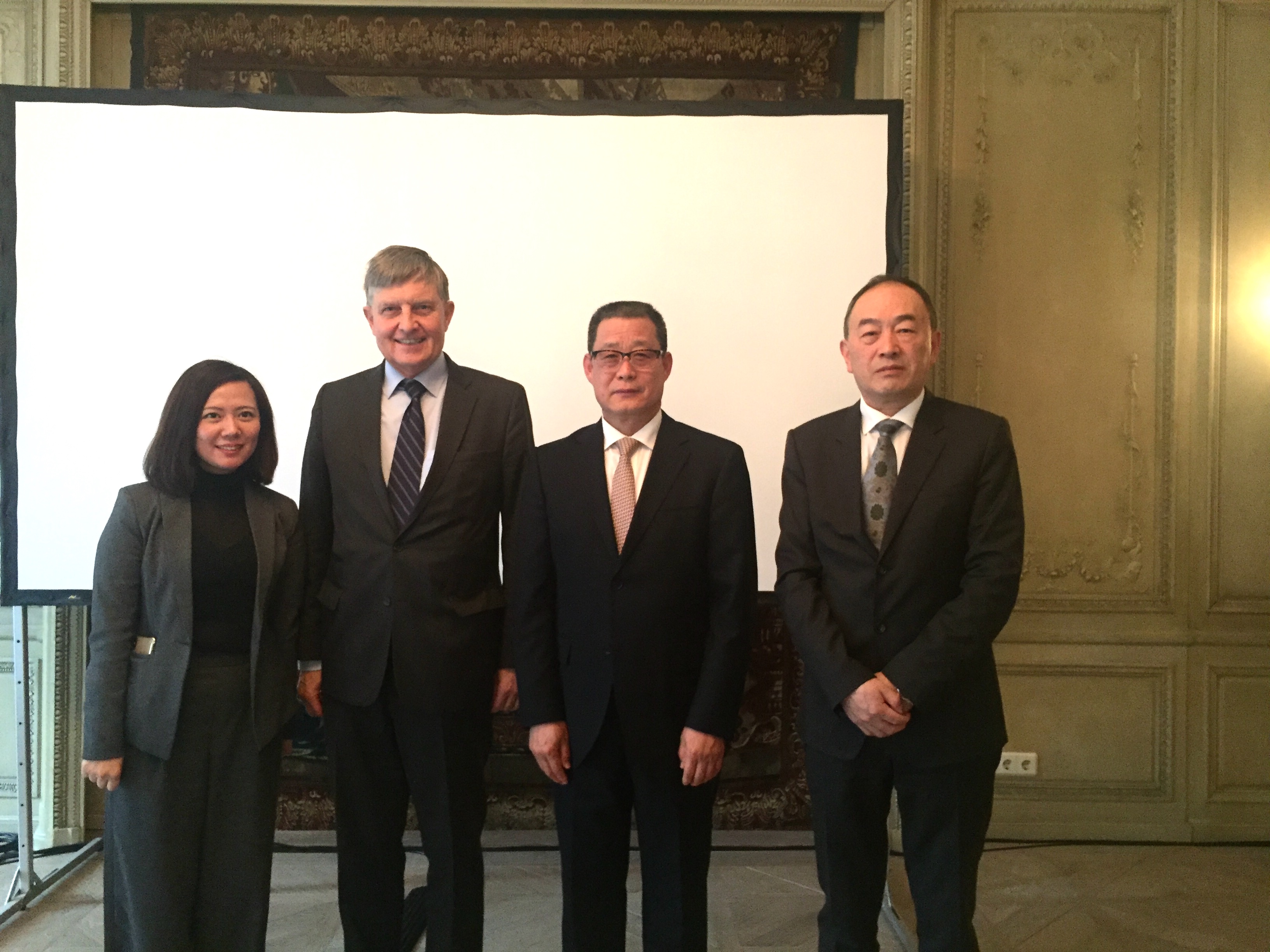 V.l.n.r.: Frau ZHU Huan Huan (Nouvelles d’Europe), Dr. Borchmann, Vize-Präsident Ma und Konsul Pei