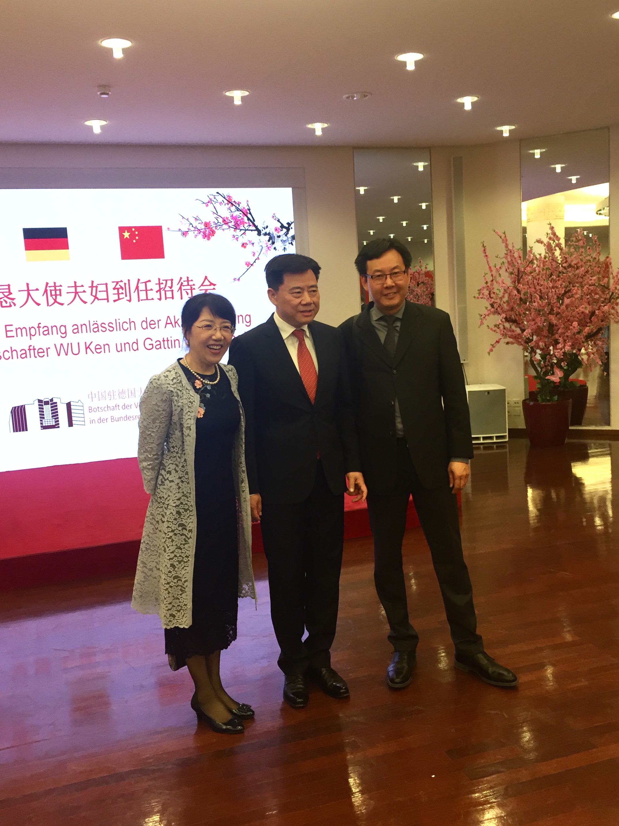 Wu und Gattin mit HU Xudong, Chefredakteur der China Rundschau