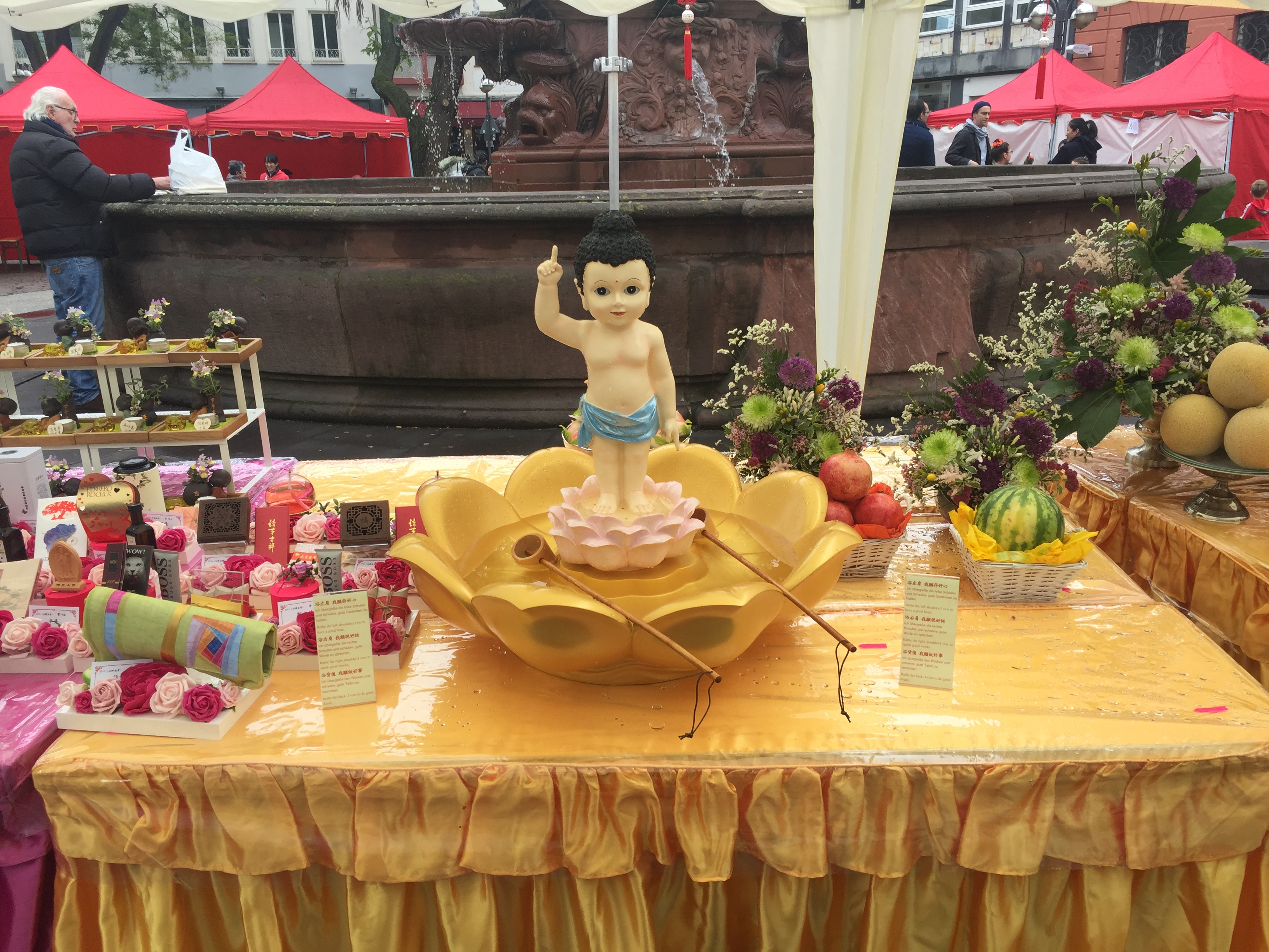 Siddharta-Buddha im Zentrum der Reinigungszeremonie