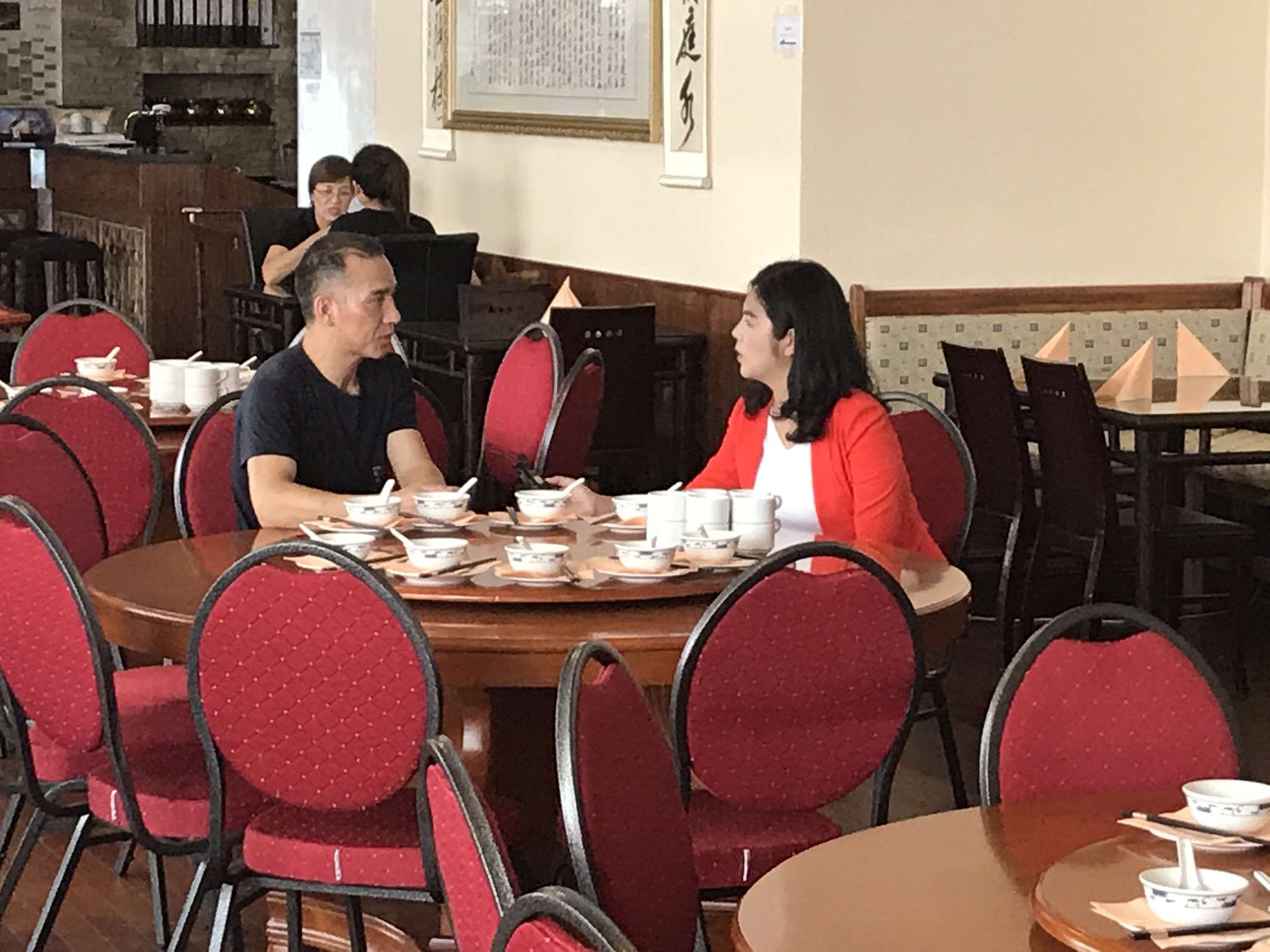 Restaurantinhaber LI Xianqiu erläutert Moderatorin LIANG Hanxue das steigende Interesse an chinesischer Küche in Deutschland 