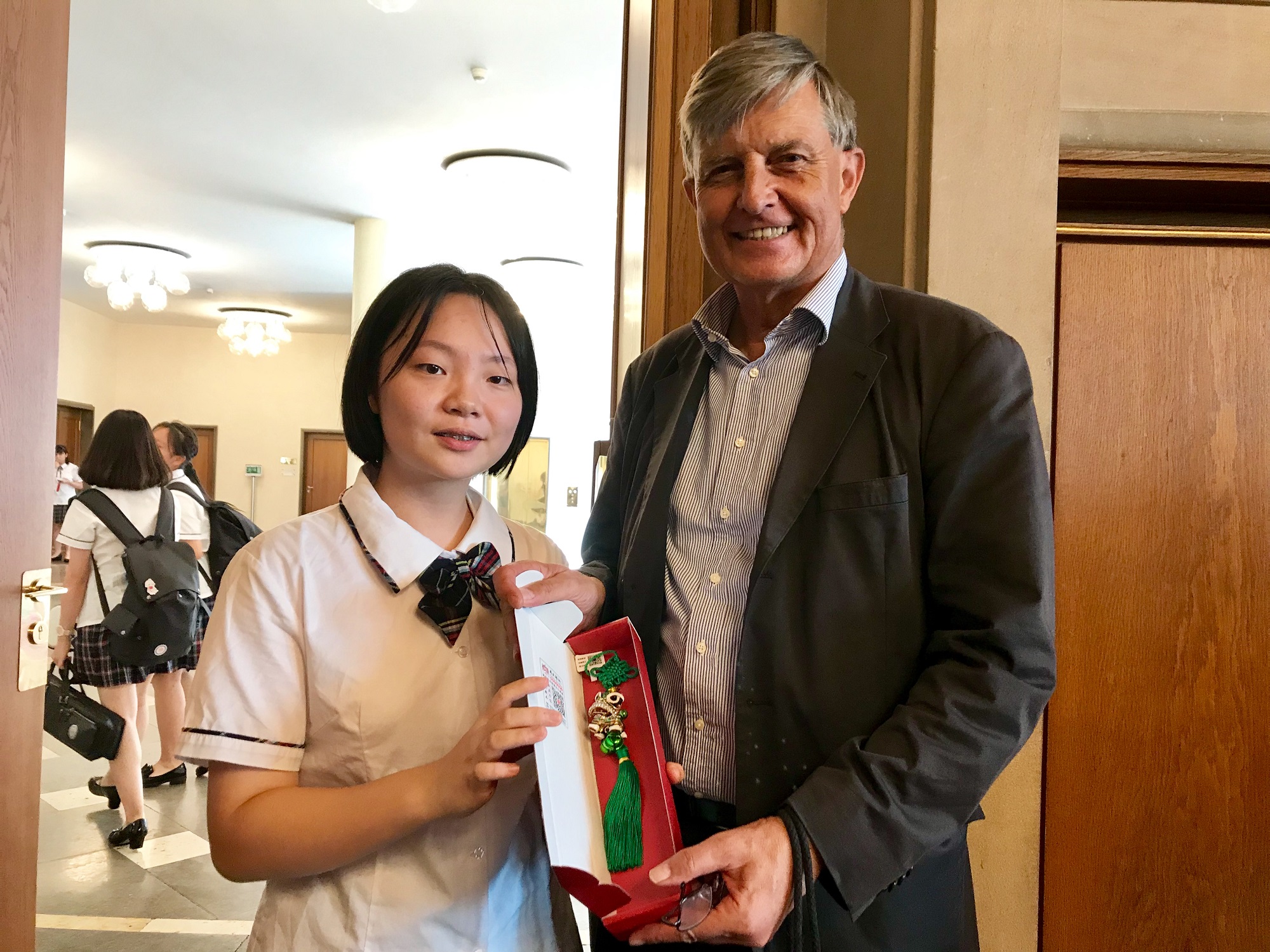 Stv. GDCV-Vorsitzender Dr. Michael Borchmann freut sich über den „Guangzhou-Löwen“, den ihm die Schülerin ZHANG Ruoyan überreicht