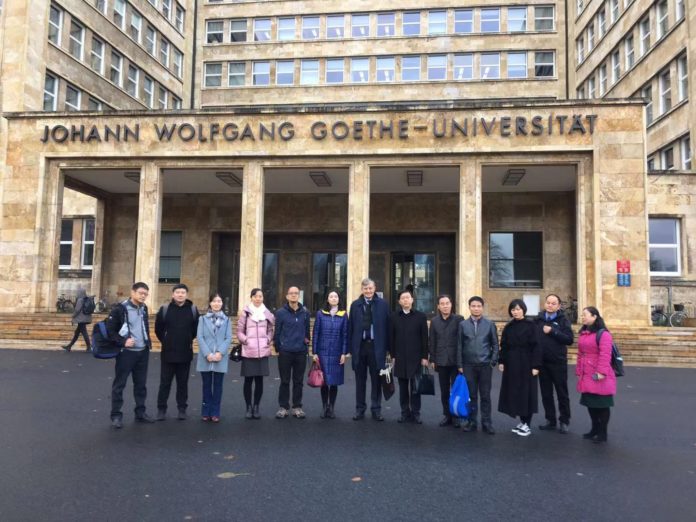 Die chinesischen Staatsanwälte am Eingang der Frankfurter Universität